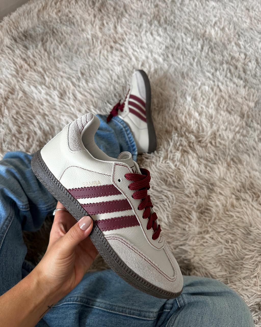 Samba Branco com bordô